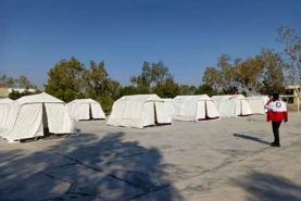 هلال احمر ۱۶۳۵ چادر در میان زلزله‌ زدگان توزیع کرد