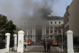 آتش سوزی در ساختمان پارلمان آفریقای جنوبی