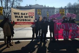 فعالان صلح در خارج از کاخ سفید برای انحلال ناتو تظاهرات کردند