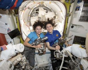 سفینه فضایی با خدمه فضانوردان زن 