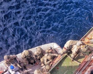 تمرین گروگانگیری و اطفا حریق شناور آسیب دیده در رزمایش مرکب دریایی ایران، روسیه، چین