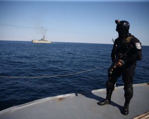 تمرین گروگانگیری و اطفا حریق شناور آسیب دیده در رزمایش مرکب دریایی ایران، روسیه، چین