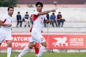 تنها بازیکن ایرانی که بدون توجه به کرونا هنوز فوتبال بازی می کند!