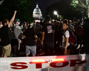 کاخ سفید در محاصره معترضان