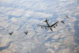 پرواز بمب‌افکن‌های آمریکایی  در خاورمیانه و همراهی اسرائیل و عربستان 