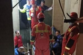 کارگر معلق در ارتفاع ۳۰ متری توسط اورژانس نجات یافت