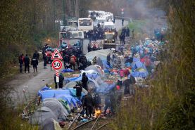 تخریب اردوگاه مهاجران توسط پلیس فرانسه در بحبوحه منازعات کانال بین انگلیس و فرانسه