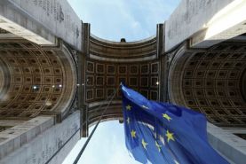فرانسه پرچم اتحادیه اروپا را از طاق پیروزی حذف کرد