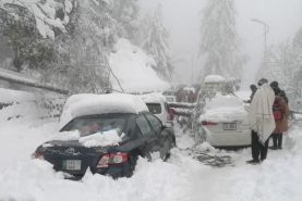دستکم 16 گردشگر گیر افتاده در برف در پاکستان جان باختند