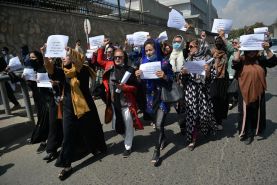 ده ها زن در کابل علیه محدودیت های اعمال شده توسط طالبان تظاهرات کردند