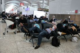 سرگردانی هزاران مسافر در فرودگاه استانبول، پس از بارش شدید برف و لغو پروازها