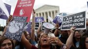 دادگاه عالی آمریکا، حق سقط جنین را از قانون اساسی خارج کرد