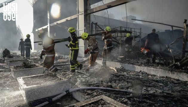 تلاش امدادگران اوکراینی برای یافتن بازماندگان در مرکز خرید نابود شده، ادامه دارد