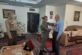 اهدای مدال فداکاری به امیر داودیان توسط فرمانده‌کل ارتش