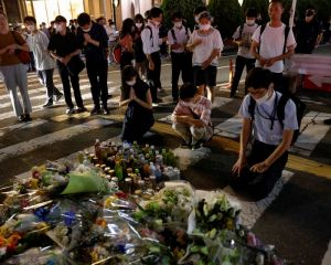 عزاداری ژاپنی ها یک روز پس از ترور نخست وزیر سابق شینزو آبه