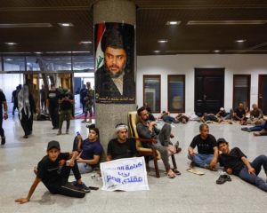 خوابیدن، نشستن، دعا کردن و خواندن: معترضان پارلمان عراق را اشغال کردند