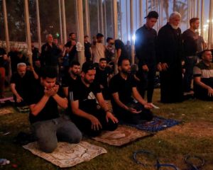 خوابیدن، نشستن، دعا کردن و خواندن: معترضان پارلمان عراق را اشغال کردند