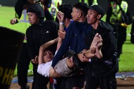 صدها کشته و زخمی در فاجعه فوتبالی اندونزی