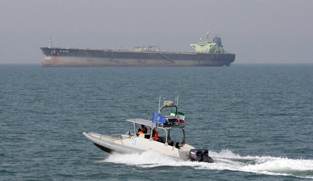  توقیف کشتی قاچاقچیان در آب‌های پارسیان